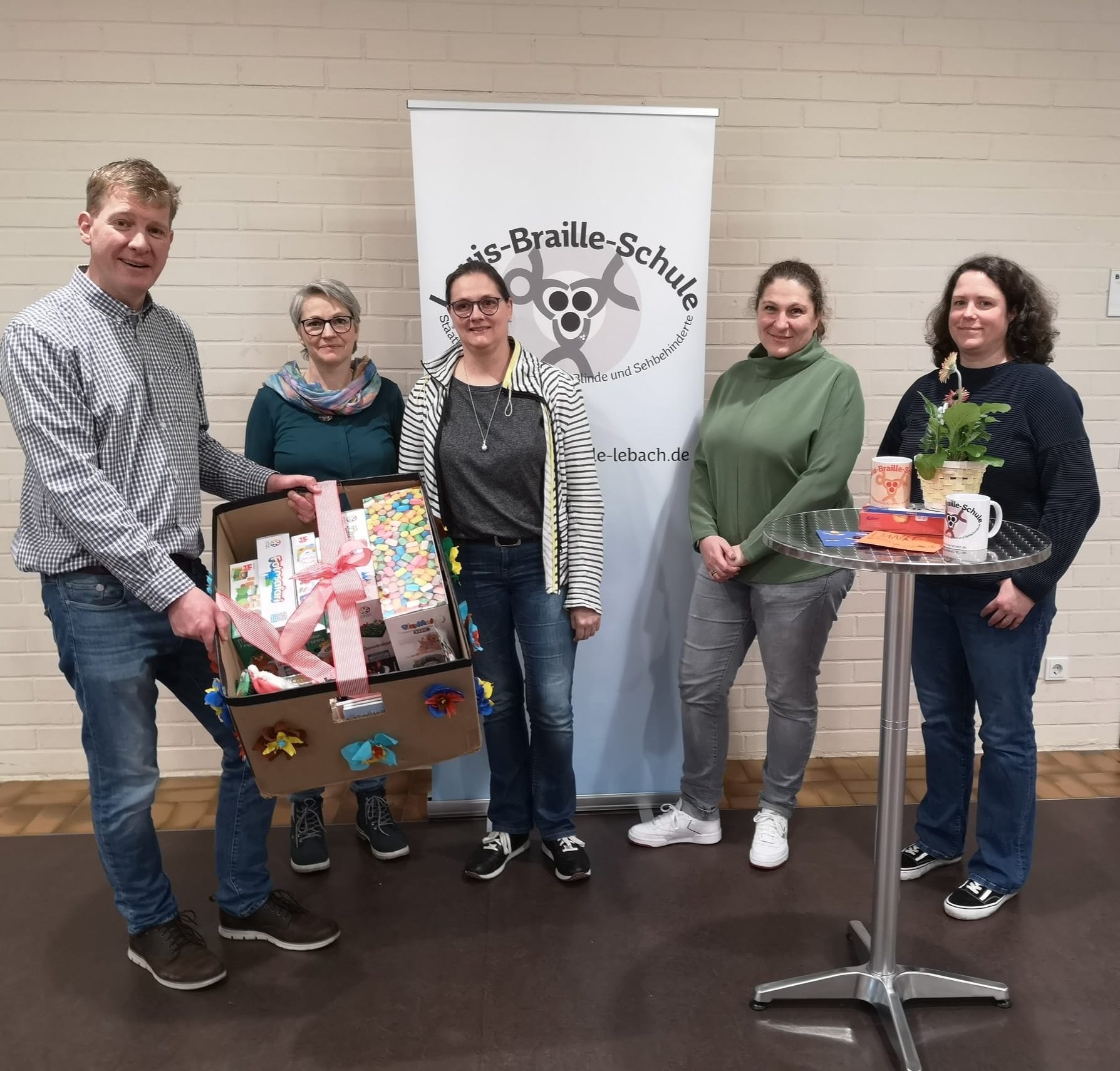 Spenden%C3%BCbergabe%20im%20Foyer%20Gruppenfoto